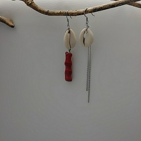 Coral and Cowrie Asymetrical  Shell Earring - Picture 4 of 8
